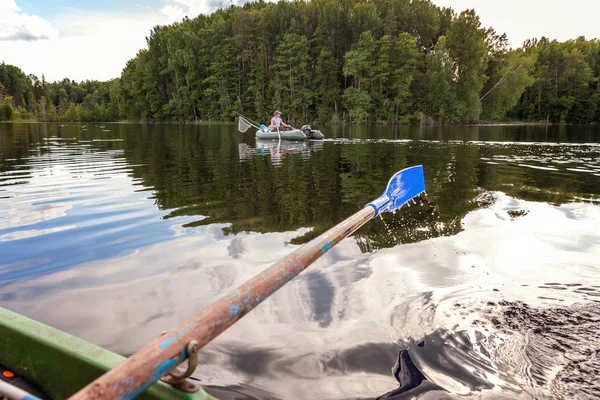 Крупный План Весельной Весельной Лодки Движущейся Воде Зеленому Озеру Рябью — стоковое фото