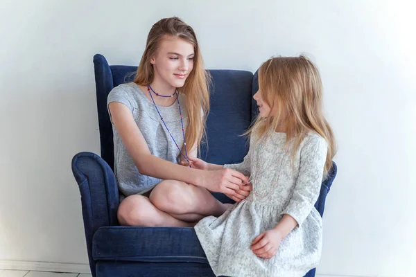 Duas Crianças Felizes Sentadas Cadeira Azul Aconchegante Moderna Relaxando Sala — Fotografia de Stock