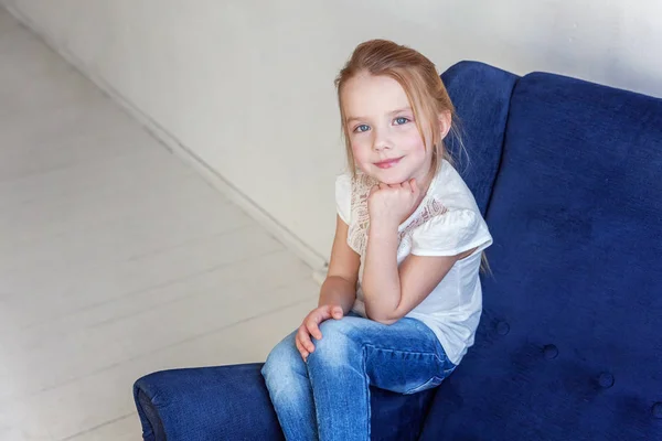 Menina Doce Jeans Camiseta Branca Casa Sentada Cadeira Azul Aconchegante — Fotografia de Stock