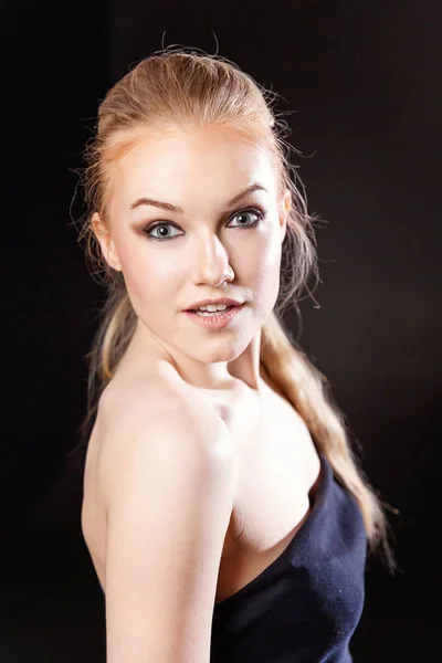 Detail Portrét Krásné Modelky Dlouhými Blond Vlasy Černém Pozadí — Stock fotografie