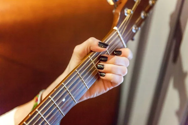 女人的手玩吉他 — 图库照片