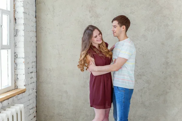 Pareja Joven Enamorada Pareja Apoyándose Unos Otros Confiando Que Diviertan — Foto de Stock