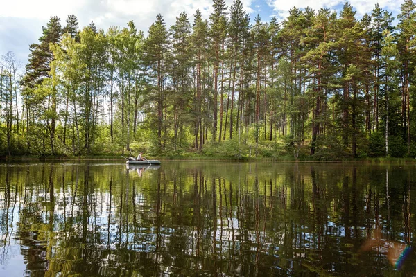 Рыбак Рыбачит Лодке Красивом Озере — стоковое фото