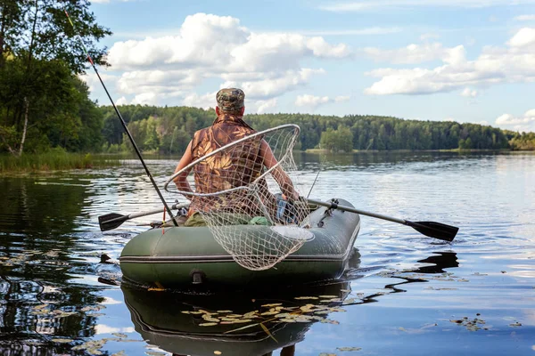 Pêcheur Pêche Dans Bateau Sur Beau Lac — Photo