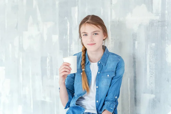 Jonge Gelukkig Schattige Tienermeisje Spijkerbroek Denim Jasje Witte Shirt Zit — Stockfoto