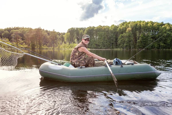 Een Visser Met Hengels Vissen Een Boot Tegen Achtergrond Van — Stockfoto