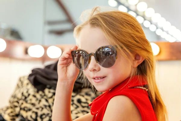 Девушка Ребенок Модель Красивом Платье Солнцезащитные Очки Сидящие Зеркала Лампами — стоковое фото