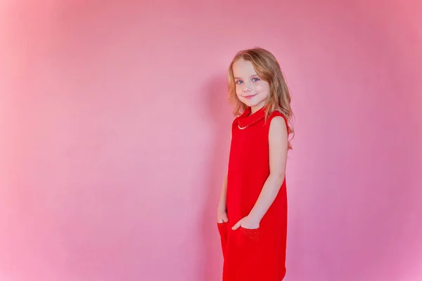 かわいい甘い笑顔女の子ピンク カラフルなパステル調おしゃれなモダンなファッション ピンまで背景に赤いドレスで — ストック写真