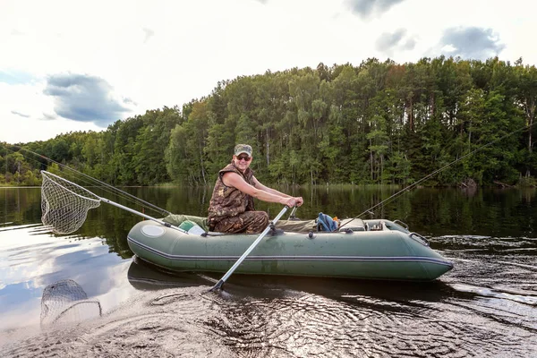 Pescador Está Pescando Barco Hermoso Lago — Foto de Stock