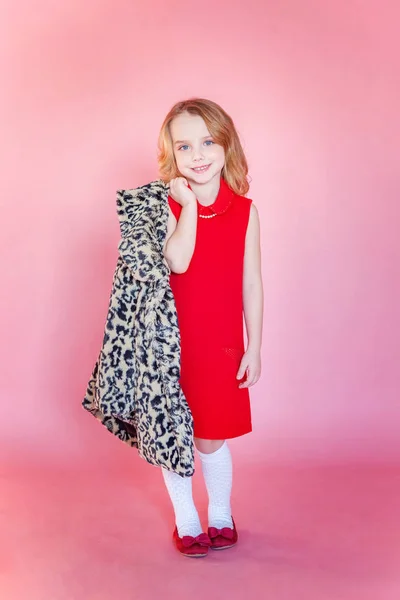 Küçük Şirin Tatlı Gülümseyen Kız Pembe Renkli Pastel Trendy Modern — Stok fotoğraf