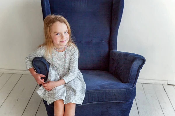 Menina Doce Vestido Cinza Casa Sentado Cadeira Azul Aconchegante Moderno — Fotografia de Stock