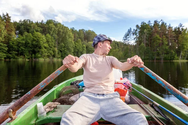 Fiskare Med Fiskespön Fiske Träbåt Mot Bakgrund Vacker Natur Och — Stockfoto