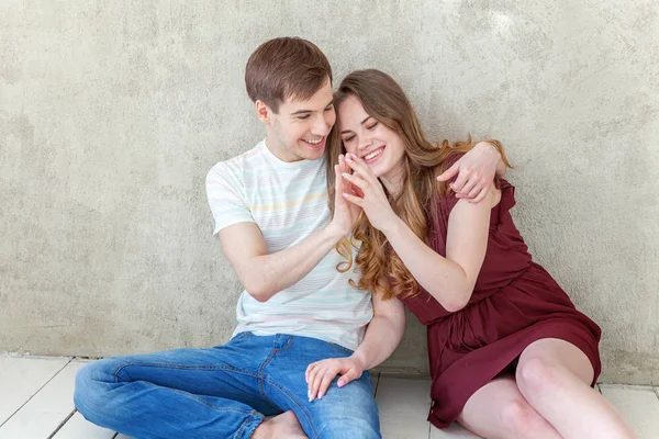 Pareja Enamorada Pasando Buen Rato Juntos Joven Mujer Feliz Abrazando — Foto de Stock