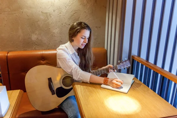 Молода Усміхнена Хіпстерка Сидить Гітарі Пише Пісню Кафе Дівчина Вчиться — стокове фото