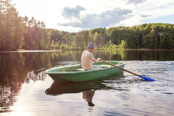 漁師は美しい湖で木製ボートで魚釣り — ストック写真