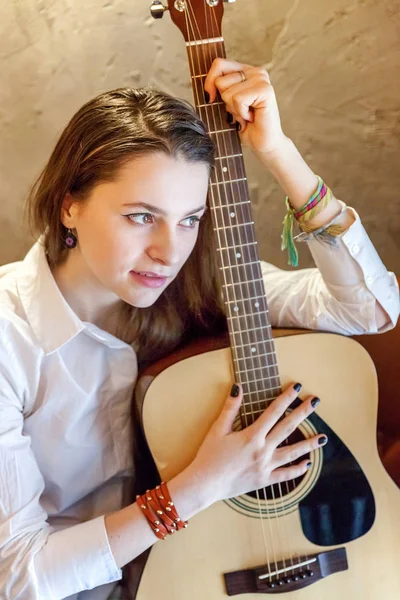 Jovem Sorrindo Hipster Mulher Sentada Tocando Guitarra Café Menina Aprendendo — Fotografia de Stock