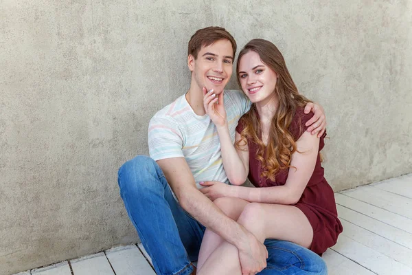 Pareja Joven Enamorada Pareja Apoyándose Unos Otros Confiando Que Diviertan — Foto de Stock