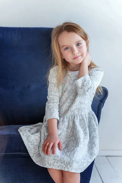 Douce Petite Fille Robe Grise Maison Assise Sur Une Chaise — Photo