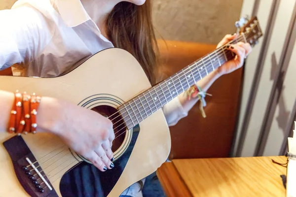 Mãos Mulher Tocando Guitarra Acústica Close — Fotografia de Stock