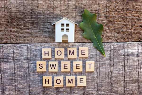 Miniatur Spielzeugmodellhaus Mit Inschrift Home Sweet Home Letters Wort Auf — Stockfoto