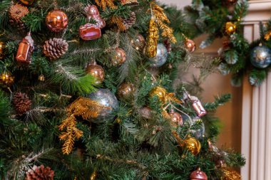 Klasik Noel süslenen yılbaşı ağacı. Altın süslemeleri ve hediye kutusu ile Noel ağacı. Modern karanlık klasik tarzı iç tasarım Daire. Noel arifesi evde