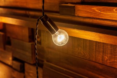 Ahşap arka fona ampul asmak, maket posterleri. Lambalı arka plan tahtaları