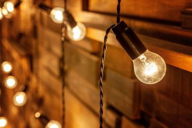 Ahşap arka fona ampul asmak, maket posterleri. Lambalı arka plan tahtaları