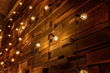 Ahşap arka fona ampul asmak, maket posterleri. Lambalı arka plan tahtaları