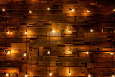 Ahşap arka fona ampul asmak, maket posterleri. Lambalı arka plan tahtaları