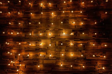 Ahşap arka fona ampul asmak, maket posterleri. Lambalı arka plan tahtaları