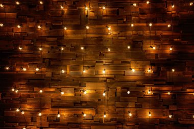 Ahşap arka fona ampul asmak, maket posterleri. Lambalı arka plan tahtaları