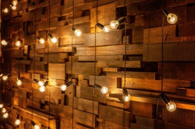 Ahşap arka fona ampul asmak, maket posterleri. Lambalı arka plan tahtaları