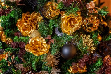 Klasik Noel süslenen yılbaşı ağacı. Altın süslemeleri, oyuncak ve topu ile Noel ağacı. Modern karanlık klasik tarzı iç tasarım Daire. Noel arifesi evde