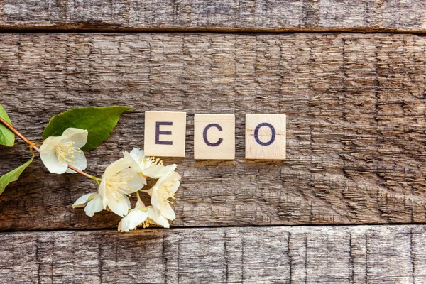 Napis Eco Liter Słowa Kwiat Jaśminu Stare Rustykalne Drewniane Tło — Zdjęcie stockowe
