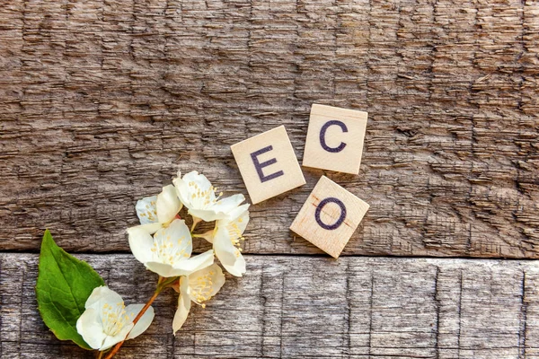 Napis Eco Liter Słowa Kwiat Jaśminu Stare Rustykalne Drewniane Tło — Zdjęcie stockowe