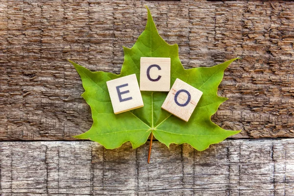 Napis Eco Liter Słowa Klon Liść Stare Rustykalne Drewniane Tło — Zdjęcie stockowe