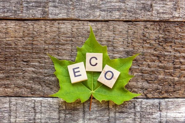Napis Eco Liter Słowa Klon Liść Stare Rustykalne Drewniane Tło — Zdjęcie stockowe