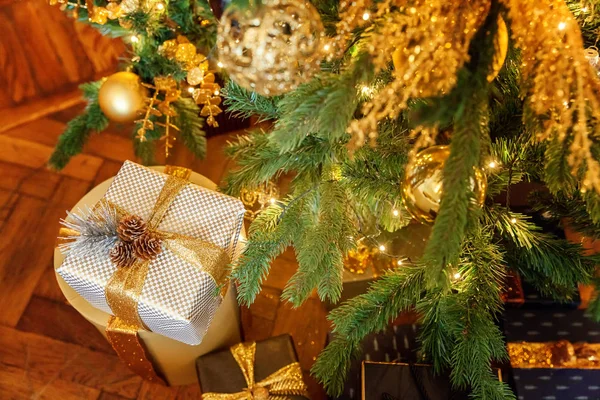 Caixa Presente Papel Dourado Decorada Natal Clássico Com Laço Fita — Fotografia de Stock