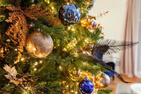 Klasické Vánoční Zdobené Nový Rok Stromu Vánoční Strom Zlatým Vzorem — Stock fotografie