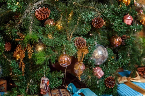 Klassisch Weihnachtlich Geschmückter Neujahrsbaum Weihnachtsbaum Mit Goldschmuck Und Geschenkbox Moderne — Stockfoto