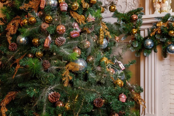 Árvore Natal Clássico Decorado Ano Novo Árvore Natal Com Decorações — Fotografia de Stock