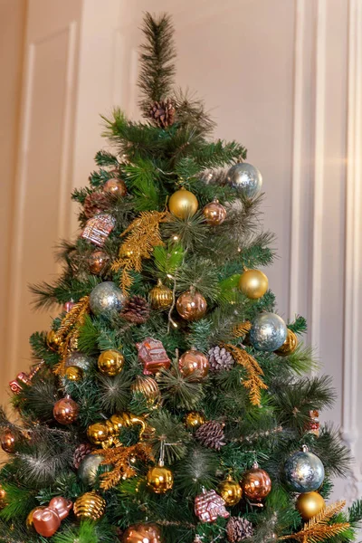 Klassieke Kerst Versierd Nieuwjaar Boom Kerstboom Met Gouden Versieringen Geschenkdoos — Stockfoto