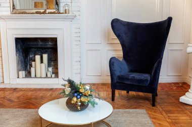 Klasik Noel dekore edilmiş iç oda Yeni yıl ağacı. Altın süslemeli Noel ağacı. Şömine ve koltuk ile modern beyaz klasik tarzı iç tasarım daire. Evde Noel arifesi