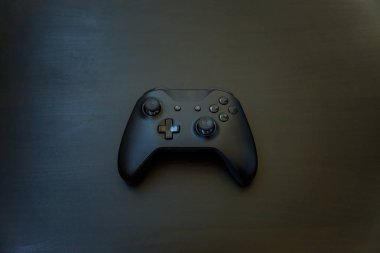 Siyah joystick gamepad, siyah arka plan üzerine oyun konsolu. Bilgisayar oyun yarışması video oyunu denetim çatışma kavramı
