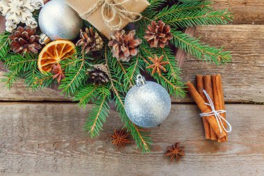 Yılbaşı yeni yıl kompozisyon kış nesneleri kutusunu köknar şube çam kozalakları tarçın sopa eski püskü rustik ahşap arka plan üzerinde hediye. Xmas tatil Aralık dekorasyon. Düz yatıyordu üstten görünüm kopya alanı