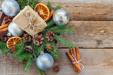 Yılbaşı yeni yıl kompozisyon kış nesneleri kutusunu köknar şube çam kozalakları tarçın sopa eski püskü rustik ahşap arka plan üzerinde hediye. Xmas tatil Aralık dekorasyon. Düz yatıyordu üstten görünüm kopya alanı