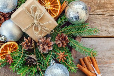 Yılbaşı yeni yıl kompozisyon kış nesneleri kutusunu köknar şube çam kozalakları tarçın sopa eski püskü rustik ahşap arka plan üzerinde hediye. Xmas tatil Aralık dekorasyon. Düz yatıyordu üstten görünüm kopya alanı