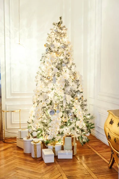 Quarto Interior Decorado Natal Clássico Com Árvore Ano Novo Árvore — Fotografia de Stock