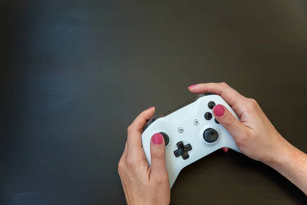 Femeie Mână Care Deține Joystick Alb Gamepad Consola Joc Fundal — Fotografie, imagine de stoc