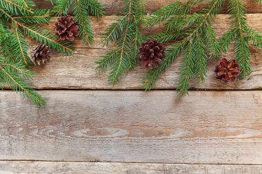Yılbaşı yeni yıl kompozisyon çerçeve kış nesneleri köknar dalı çam kozalakları eski püskü rustik ahşap arka plan üzerinde. Xmas tatil Aralık dekorasyon. Yat, alanı Kopyala. Zaman kutlama konsepti için